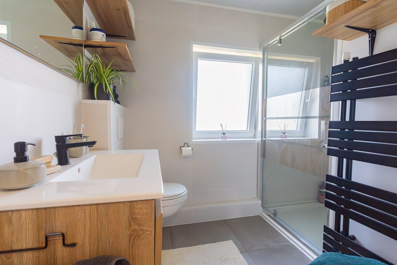 Maison entièrement rénovée, garage, parking, jardin. 