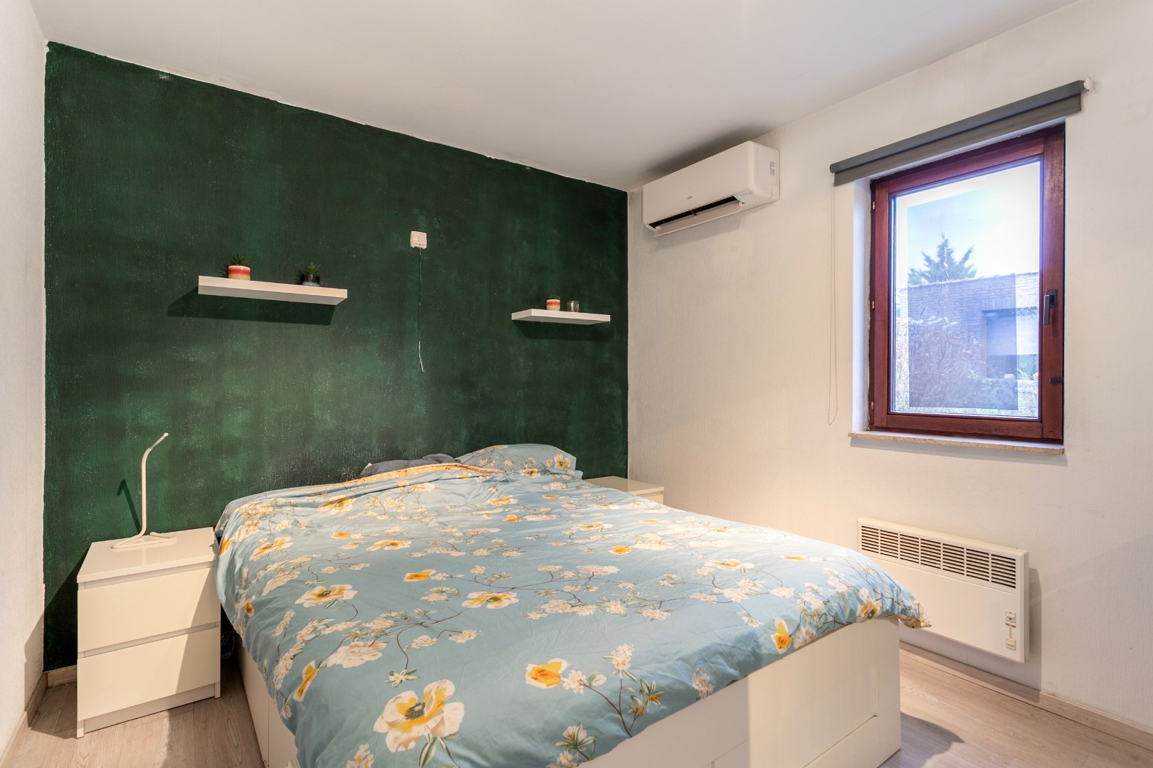 Op te frissen bungalow met 2 slaapkamers, garage en tuin op topligging in Halle 