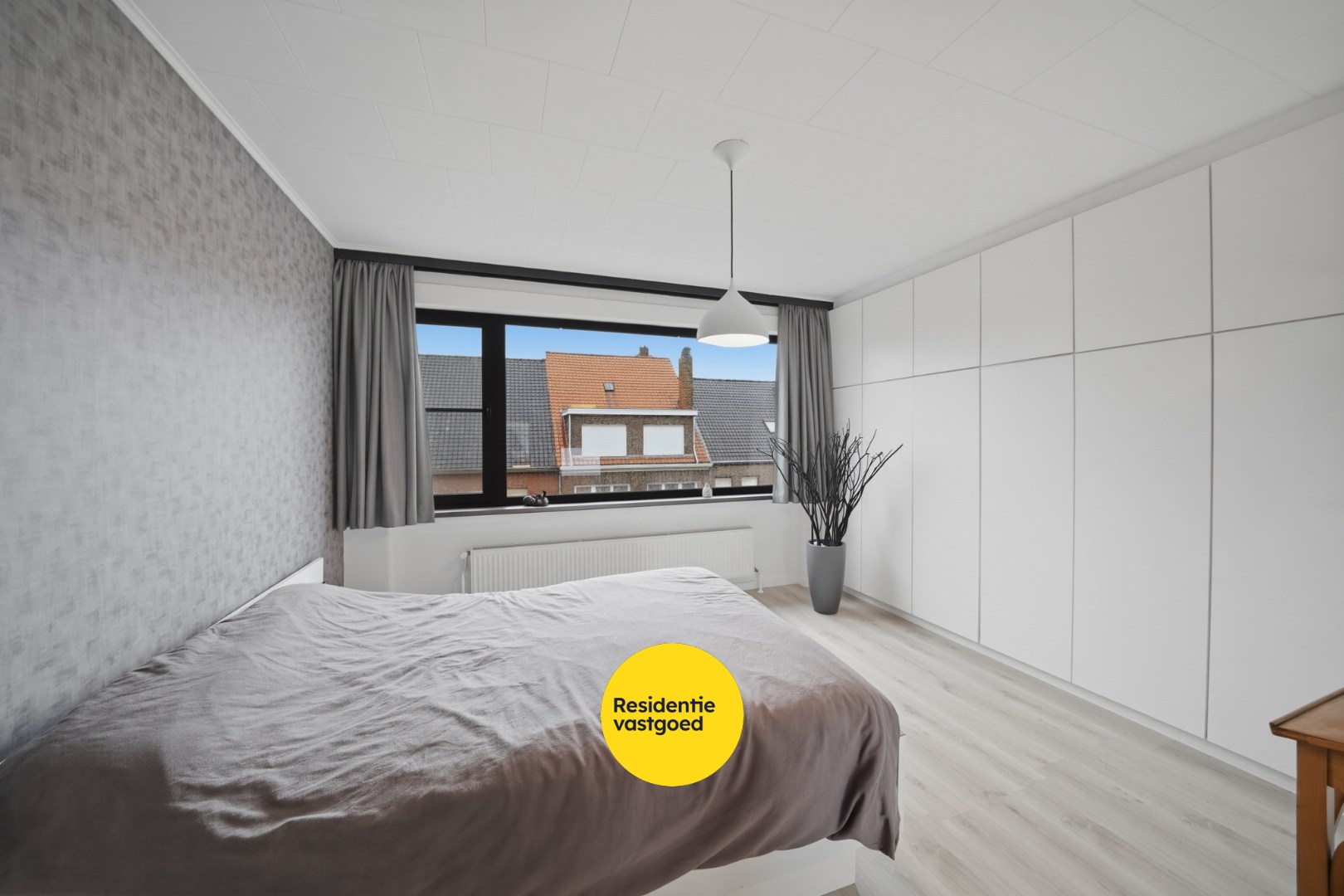 Ruime bel-étage woning met tuin en garage op rustige ligging te Bredene 