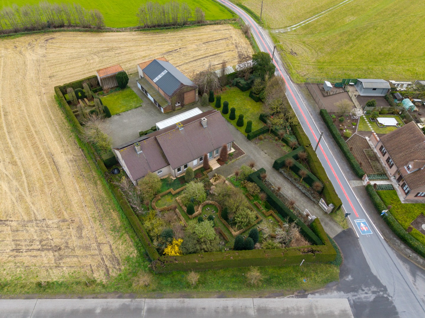 Ruime woning met loods en landbouwgrond op groene locatie nabij Waregem. 