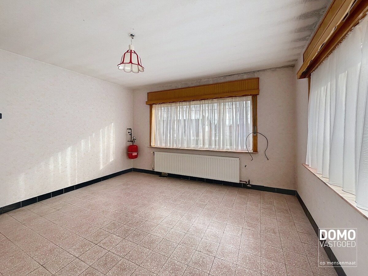 TE RENOVEREN WONING MET GARAGE, 3 SLAAPKAMERS EN GEZELLIGE TUIN OP EEN PERCEEL VAN 8A14CA 