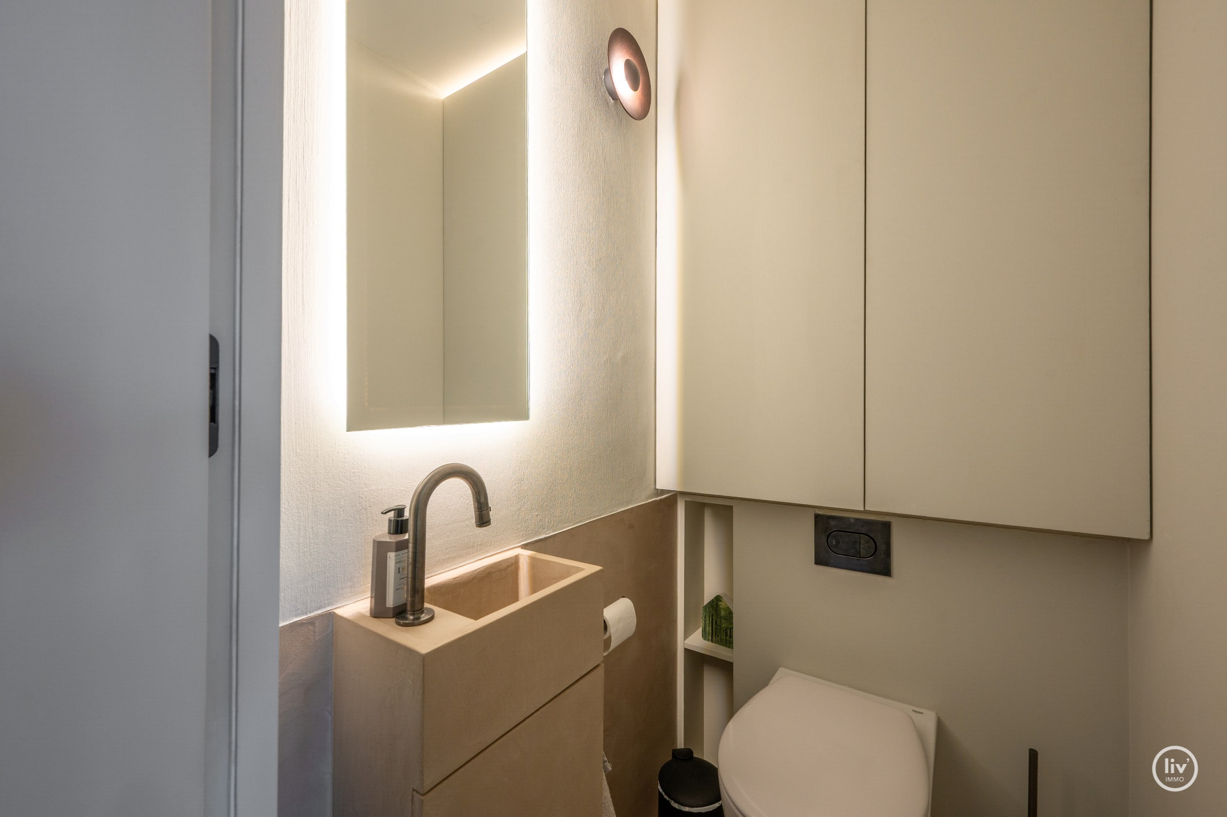 Zonnig en stijlvol vernieuwd appartement met twee slaapkamers op topligging op wandelafstand van de Lippenslaan. 