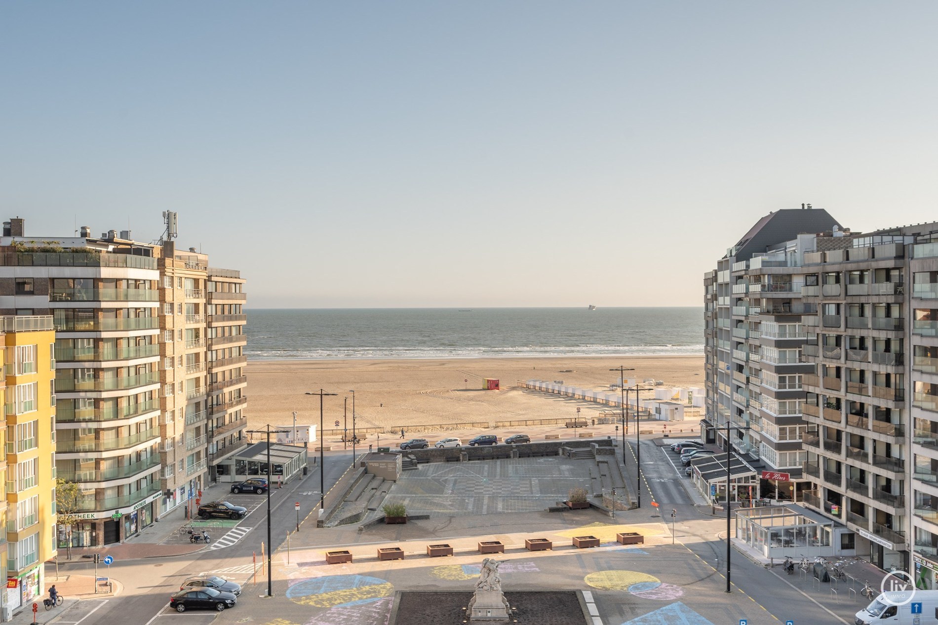 Appartement en duplex à vendre dans le prestigieux et nouveau projet architectural Tour des Héros, situé sur la place des Héros à Heist, avec une vue frontale sur la digue et la mer, à proximité de no 
