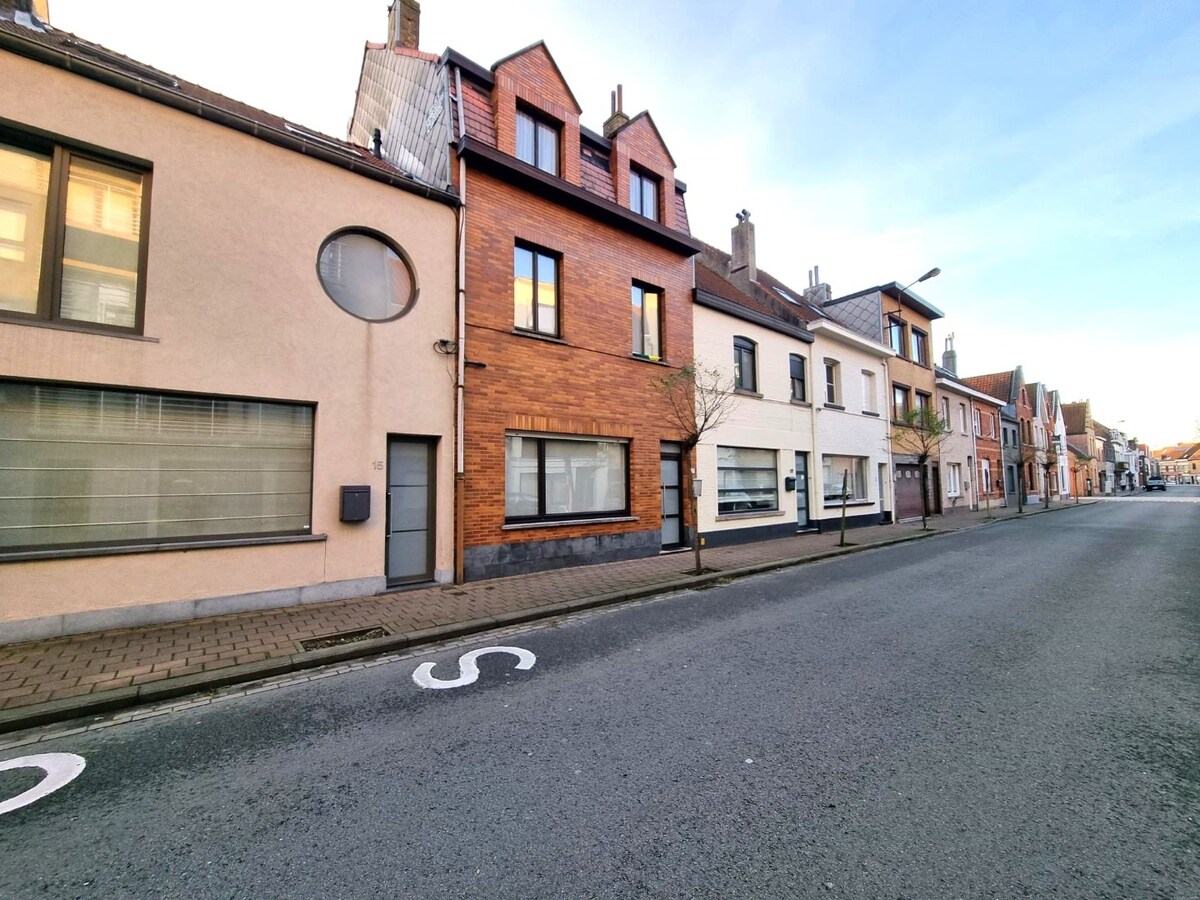 Centraal gelegen, zeer ruime gezinswoning te Heist 