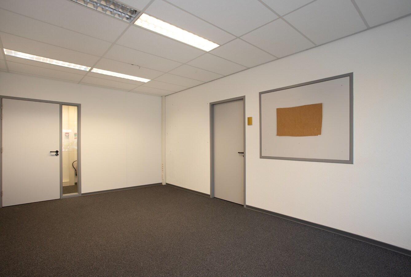 Representatief kantoorpand met 11 kantoorruimtes en circa 20 parkeerplaatsen te huur. 