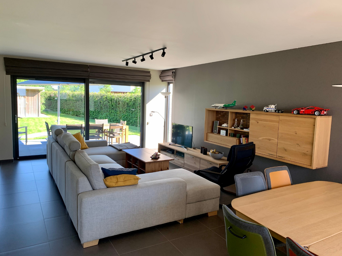 Ruime, eigentijdse Half Open Bebouwing. 