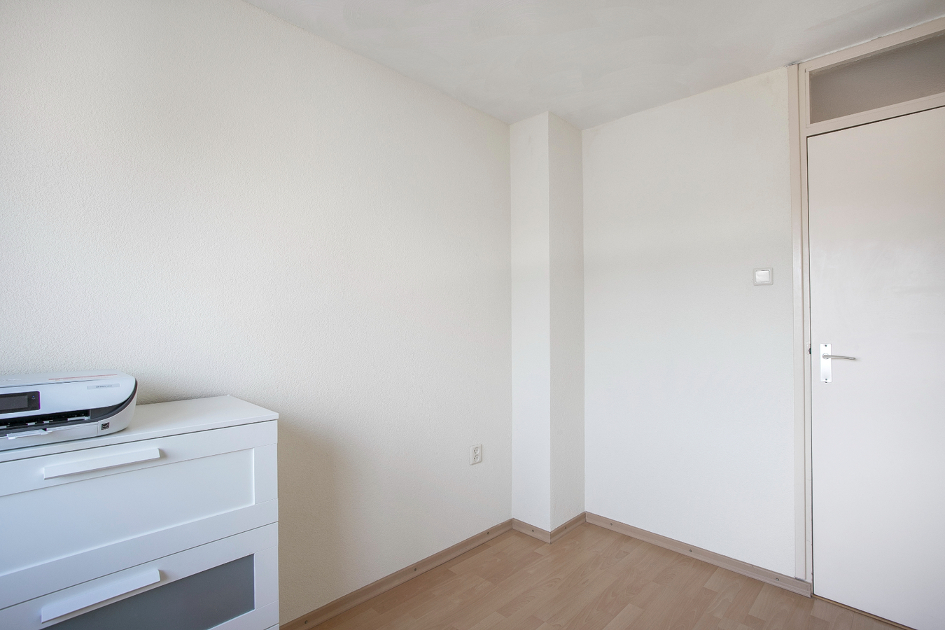 Eindwoning met berging, overkapping, ondergrond, erf, tuin- en verdere aanhorigheden. 