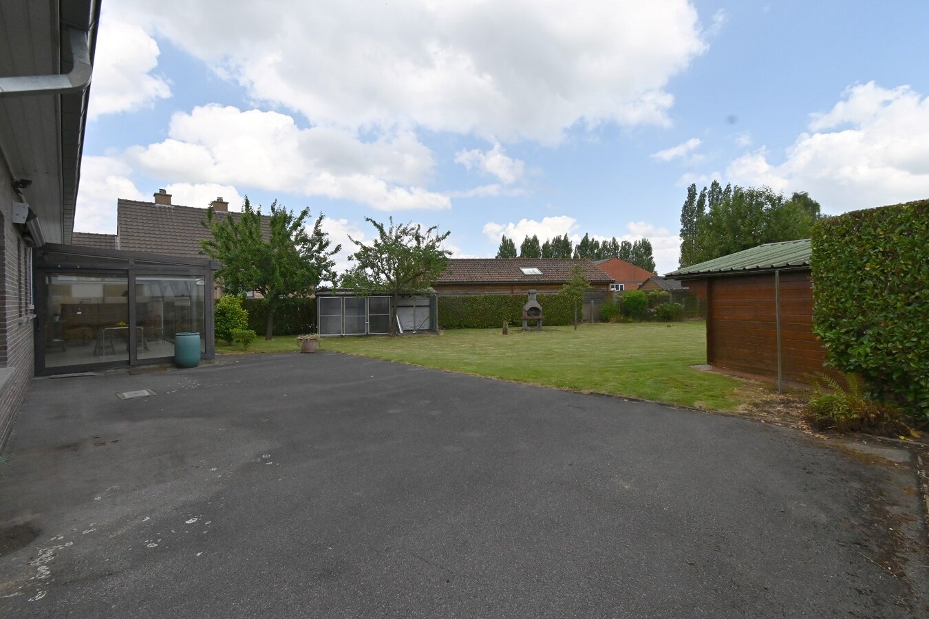 Degelijke laagbouw met grond (> 3600 m²). 