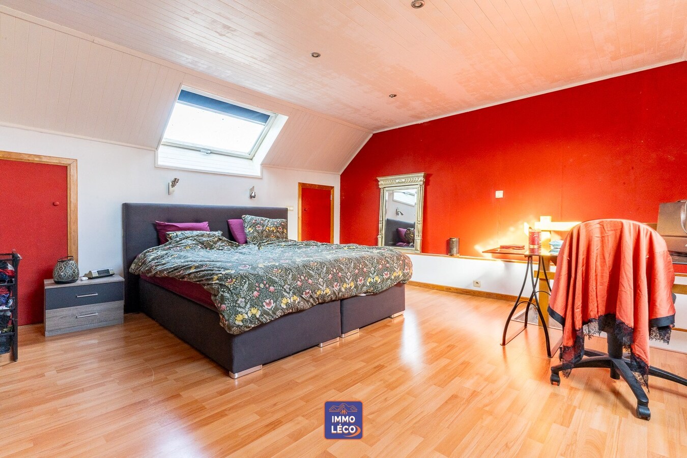 Maison rénovée érigée sur un terrain de 1448m² avec grand parking privatif, TOP SECTEUR 