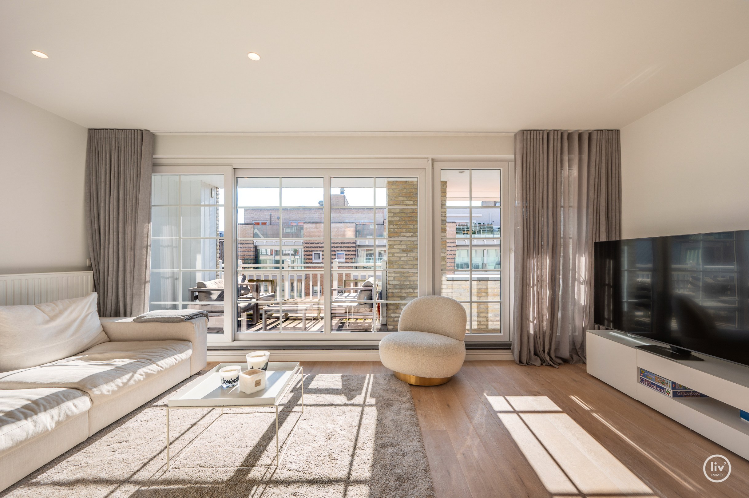 Magnifique, spacieux et récent (2015) appartement avec 3 chambres à coucher complètes et une terrasse ensoleillée, bien situé sur l'avenue Léopold à Knokke. 