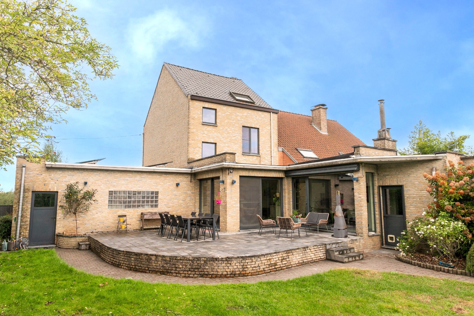 Instapklare driegevelwoning met 3 slpk te Lembeek 