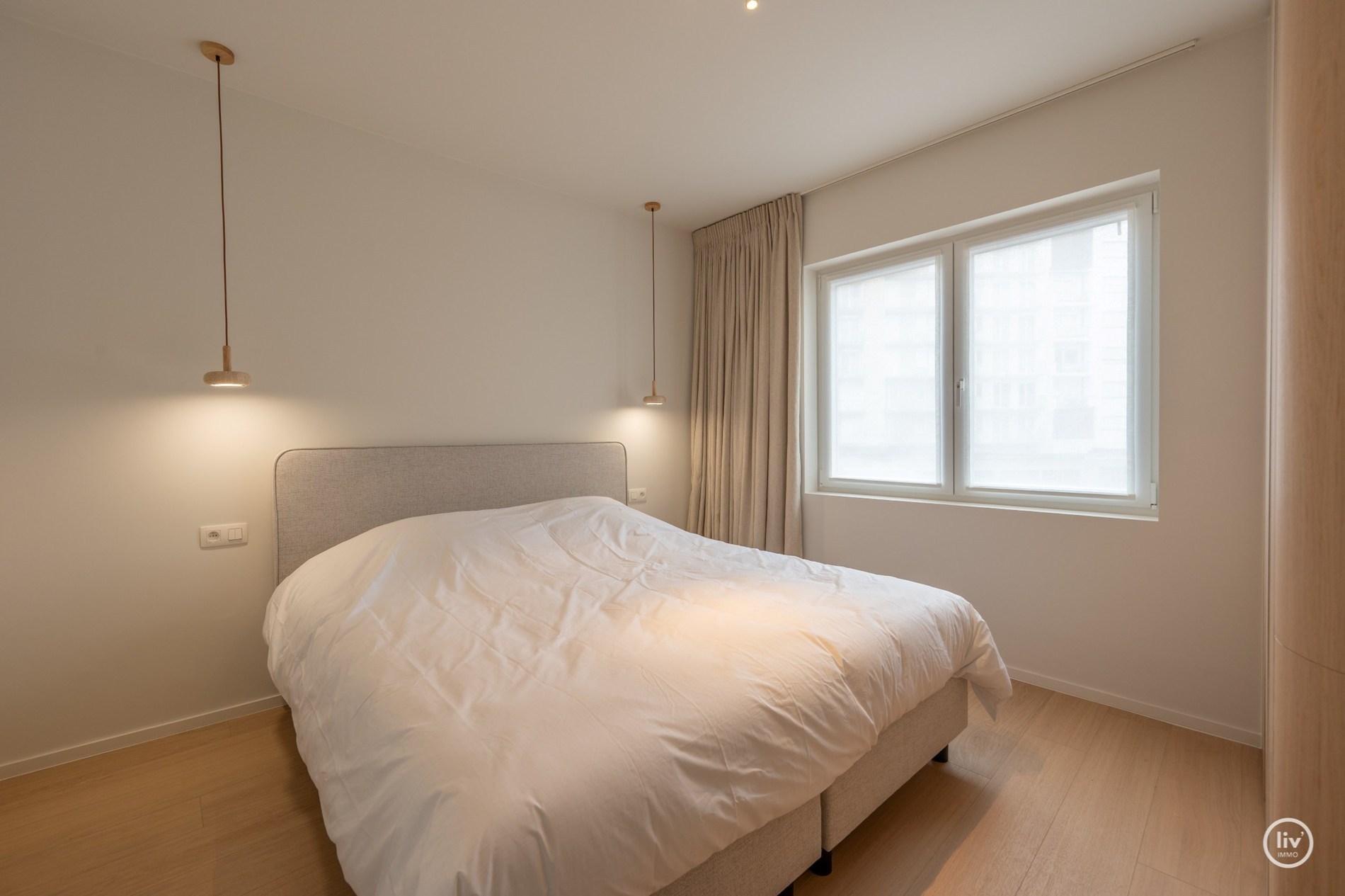 Prachtig gerenoveerd 3 slaapkamerappartement met open zichten gelegen op de Jozef Nellenslaan te Knokke. 