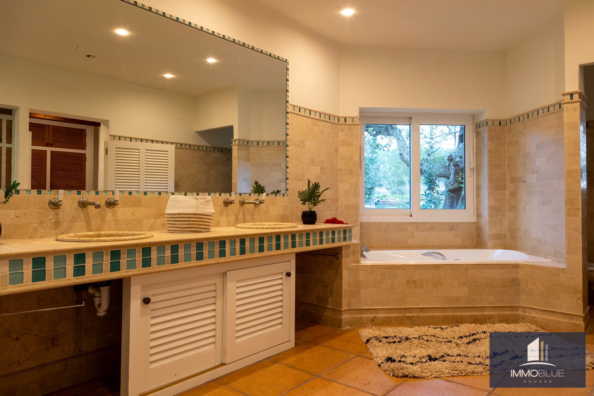 Dit uitzonderlijke landgoed, gelegen op een royaal perceel van 18.500 m² . 