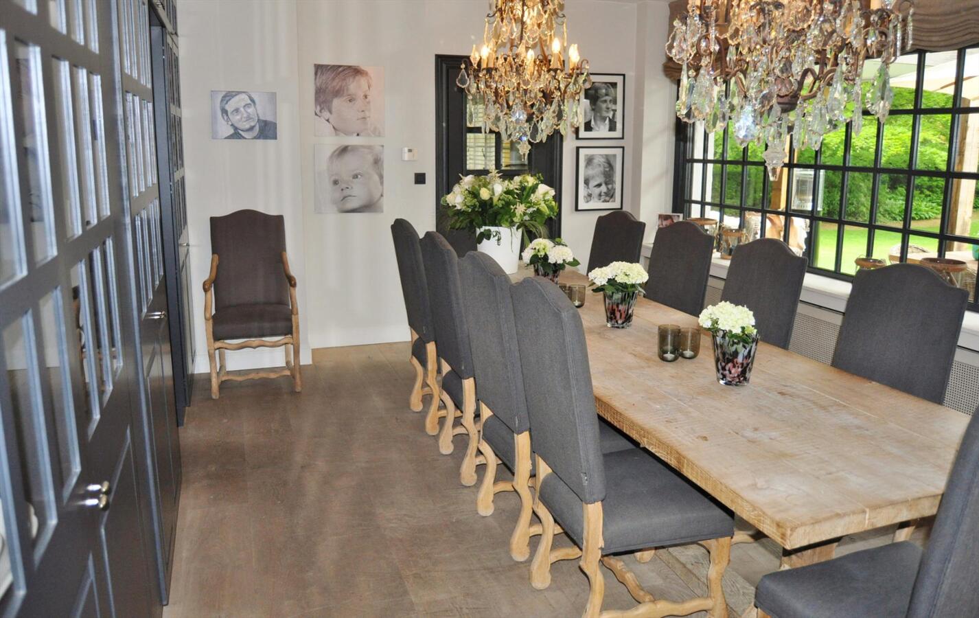 Ruime villa met stallingen en weide op 4900m² te Schoten 