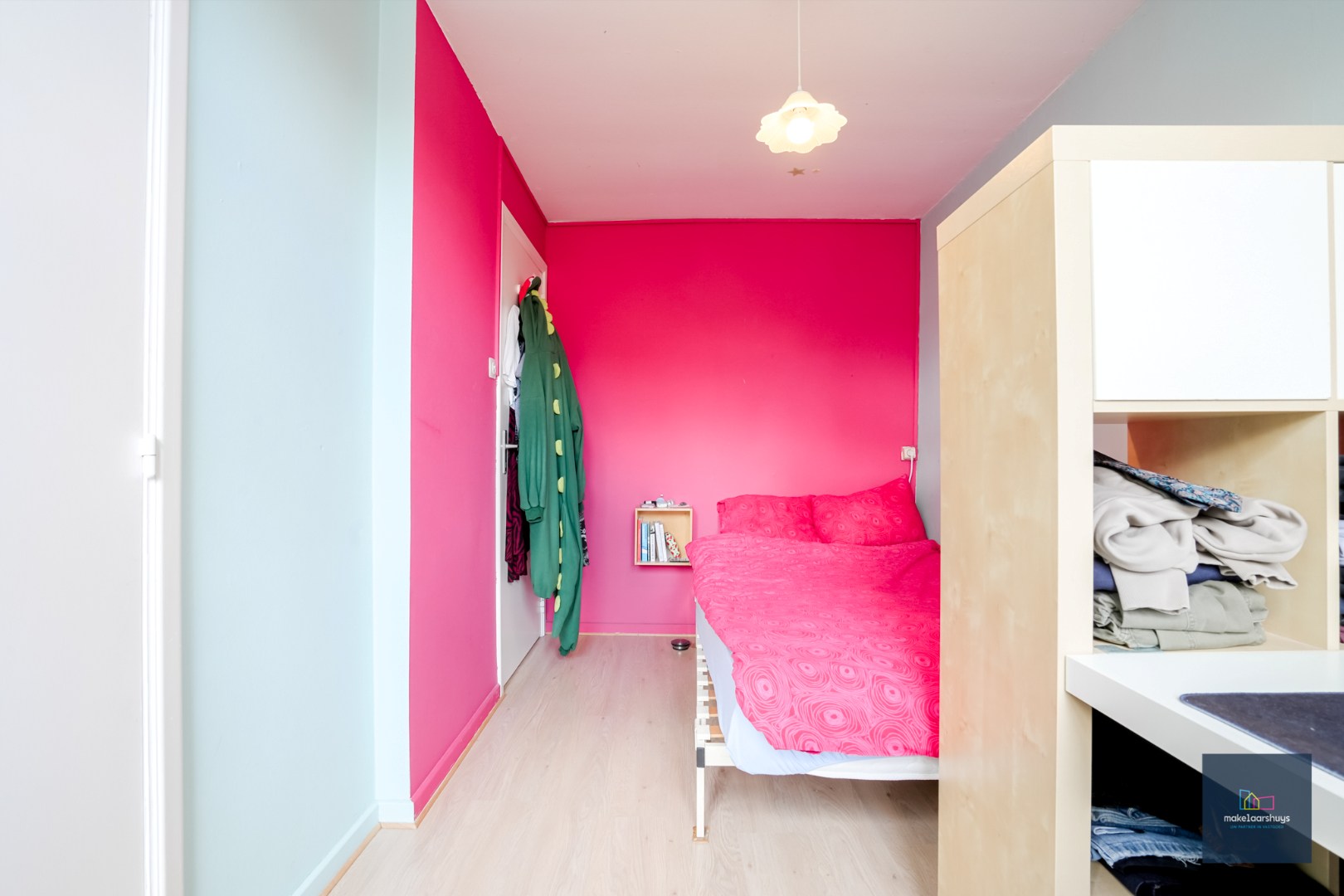 Ruime studio met afzonderlijke slaapplaats. 