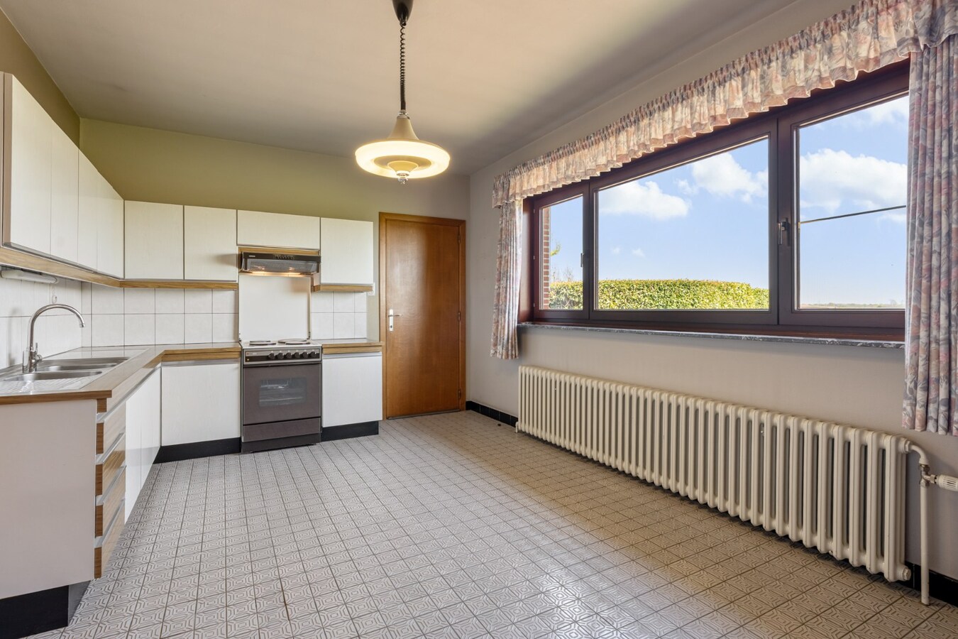 Gelijkvloerse gezinswoning op een ruim perceel van 9a51ca op een rustige locatie met uitzicht op achterliggende weilanden! 