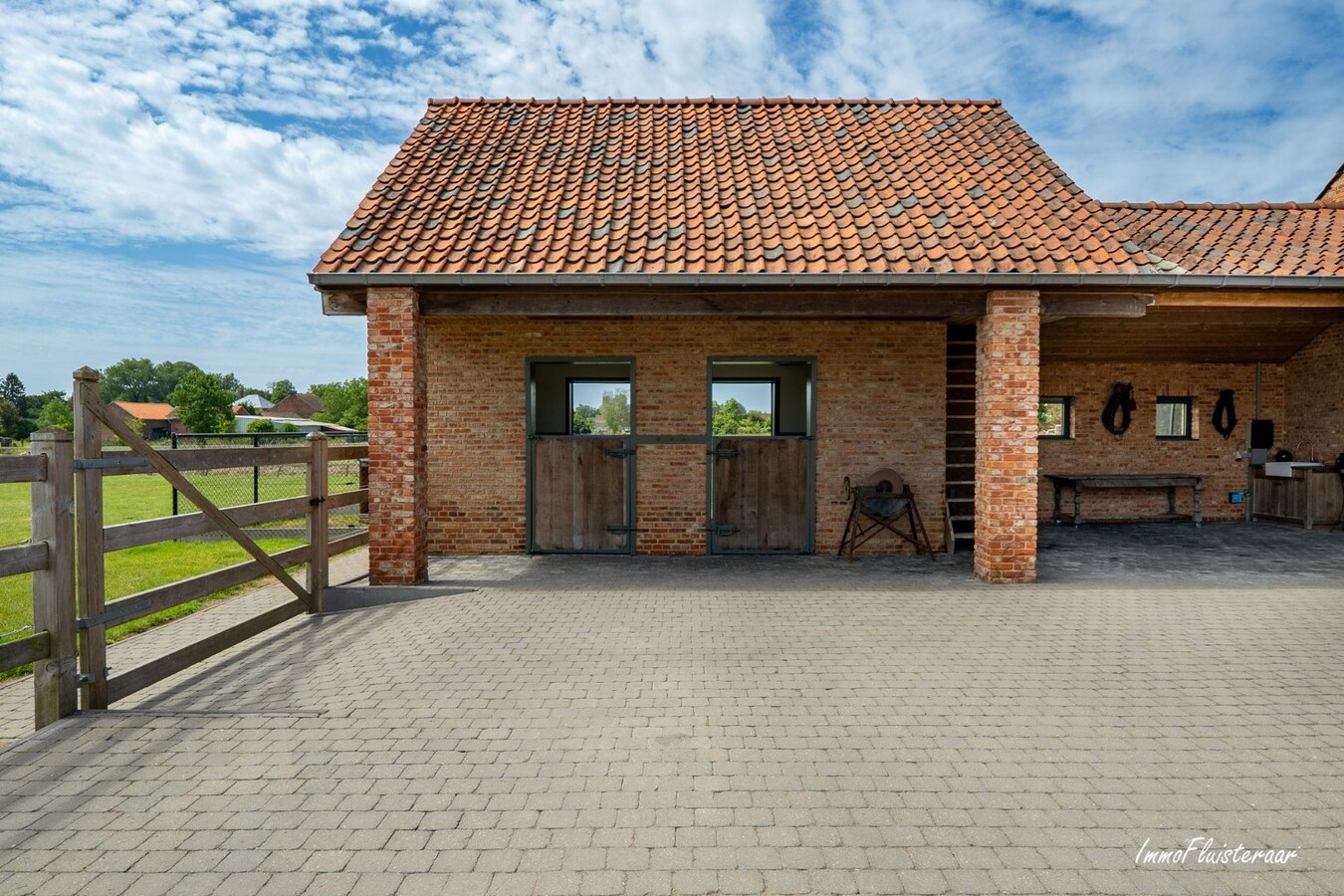 Unieke, gerenoveerde hoevewoning met paardenfaciliteiten, bijgebouwen, uitzonderlijk potentieel en zeer bereikbare ligging 