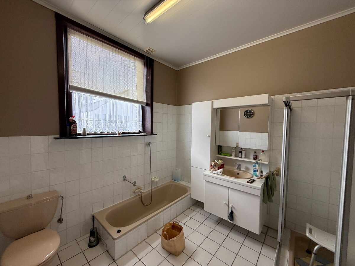 Grote eigendom met atelier. 