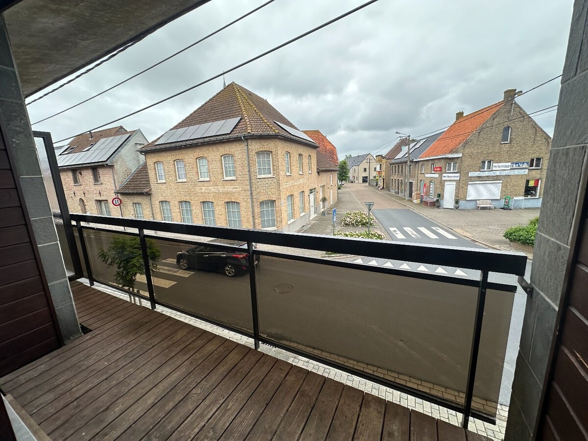 Ruim appartement met 2 slaapkamers en autostaanplaats te Leke 