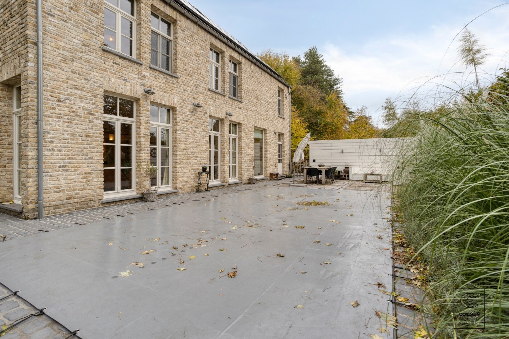 Prachtige woning met een bew. opp. van 302 m², 6 slpk, 3 bk en prachtige tuin met zwembad 