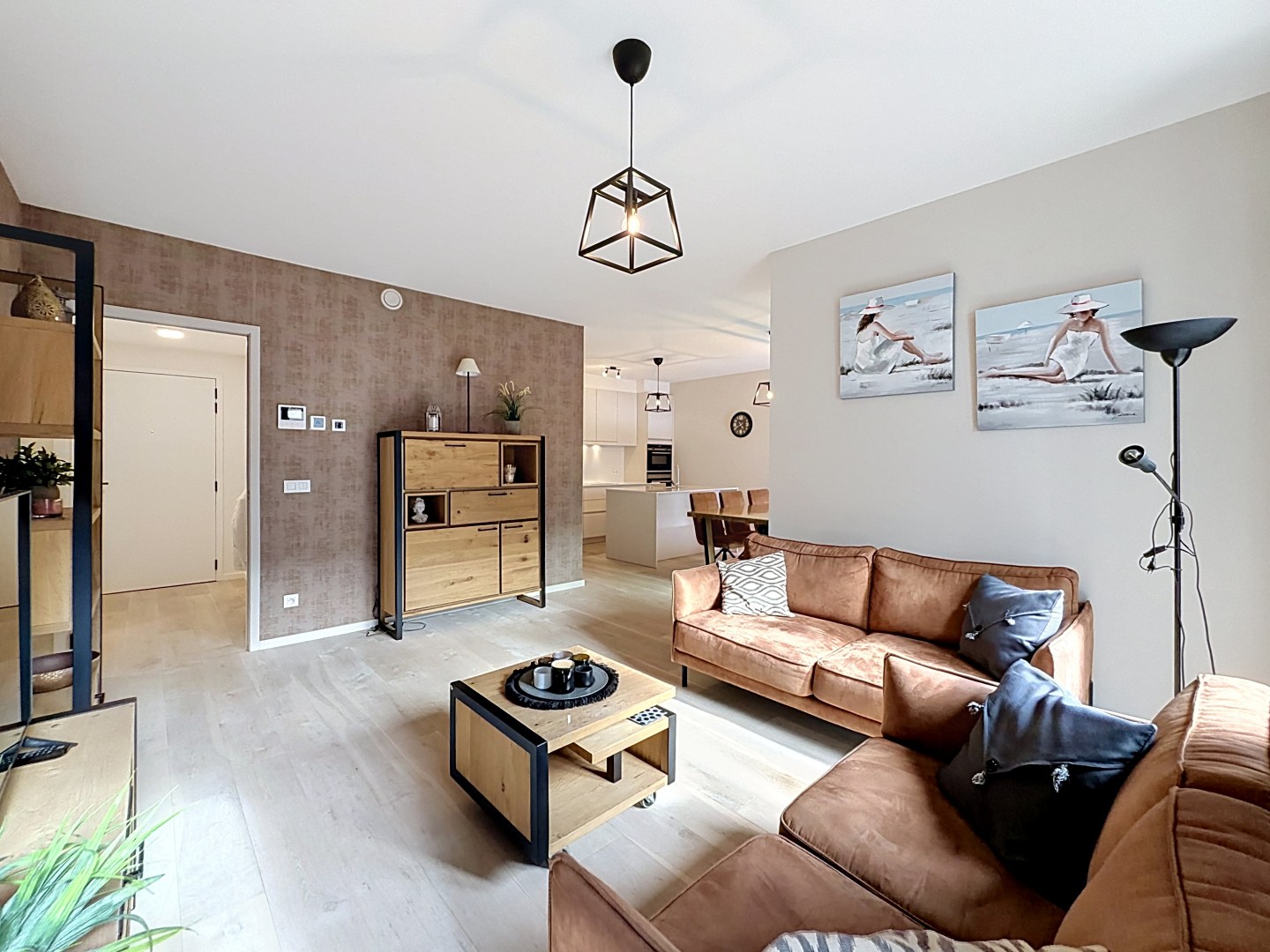 Voici la traduction en français : Appartement spacieux prêt à emménager - grande terrasse ensoleillée. 