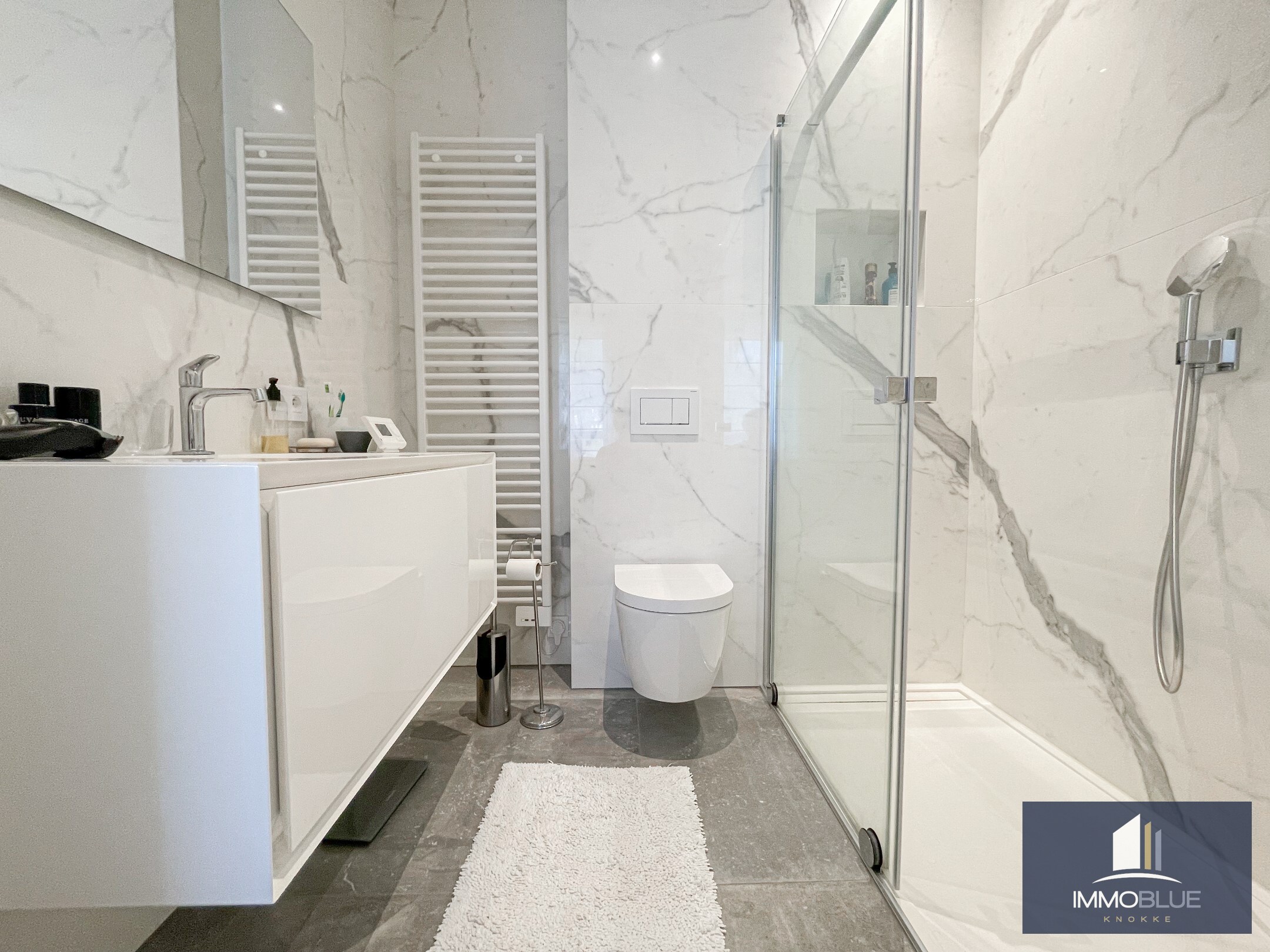 Subliem, luxueus tuinappartement met dubbele garage, rustig gelegen in een standingvolle residentie. 