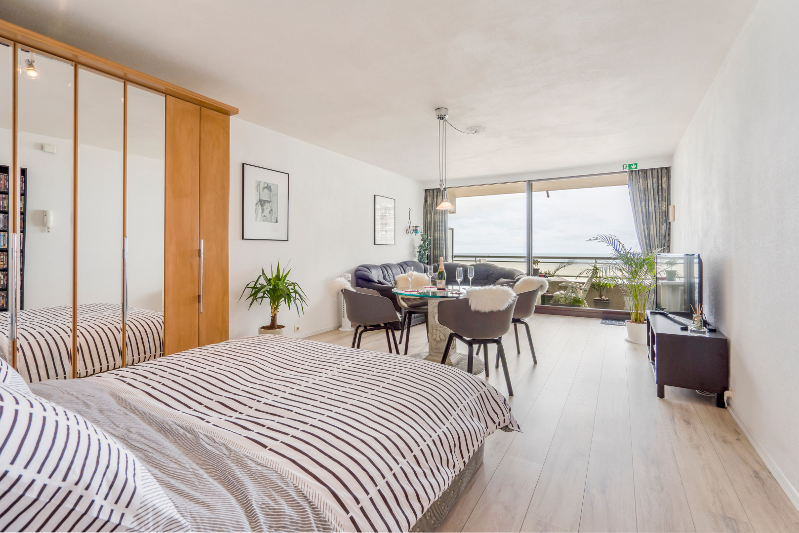 LUXUEUZE VAKANTIESTUDIO MET ZEEZICHT EN TERRAS (VAKANTIEVERHUUR) 