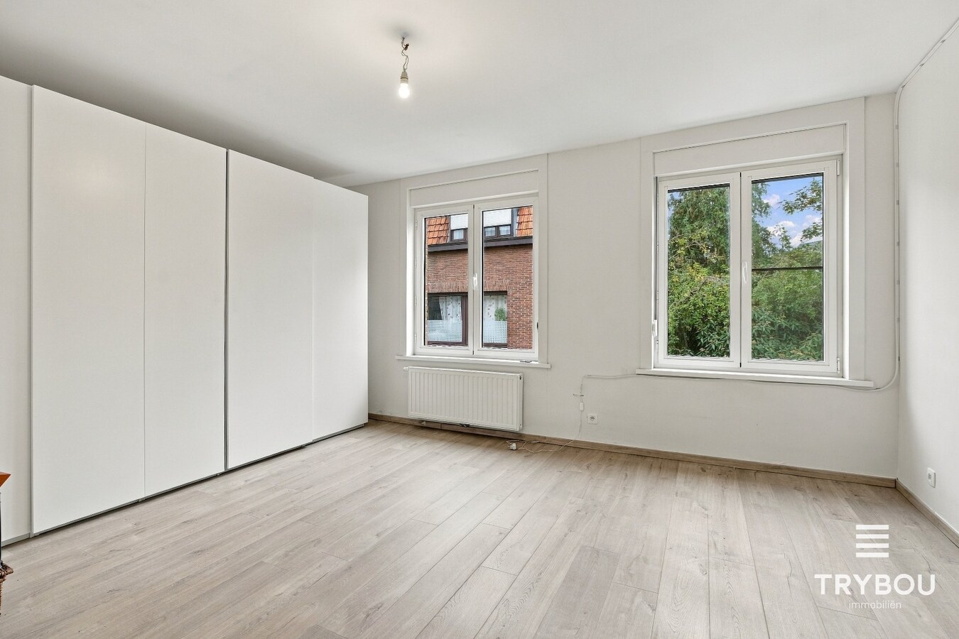 Ruime rijwoning in het centrum van Ieper! 