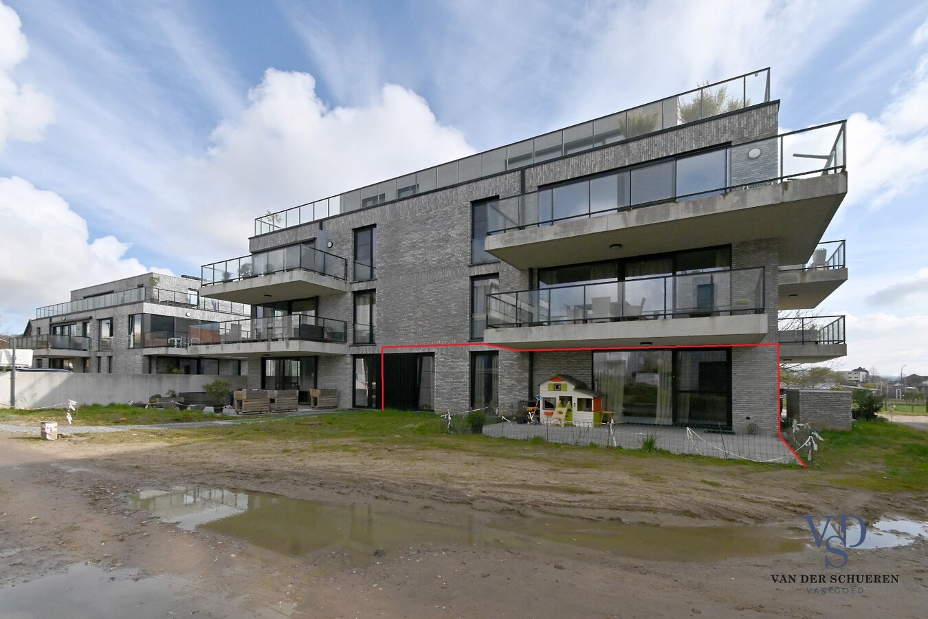 Quasi nieuwbouwappartement met ruim terras 