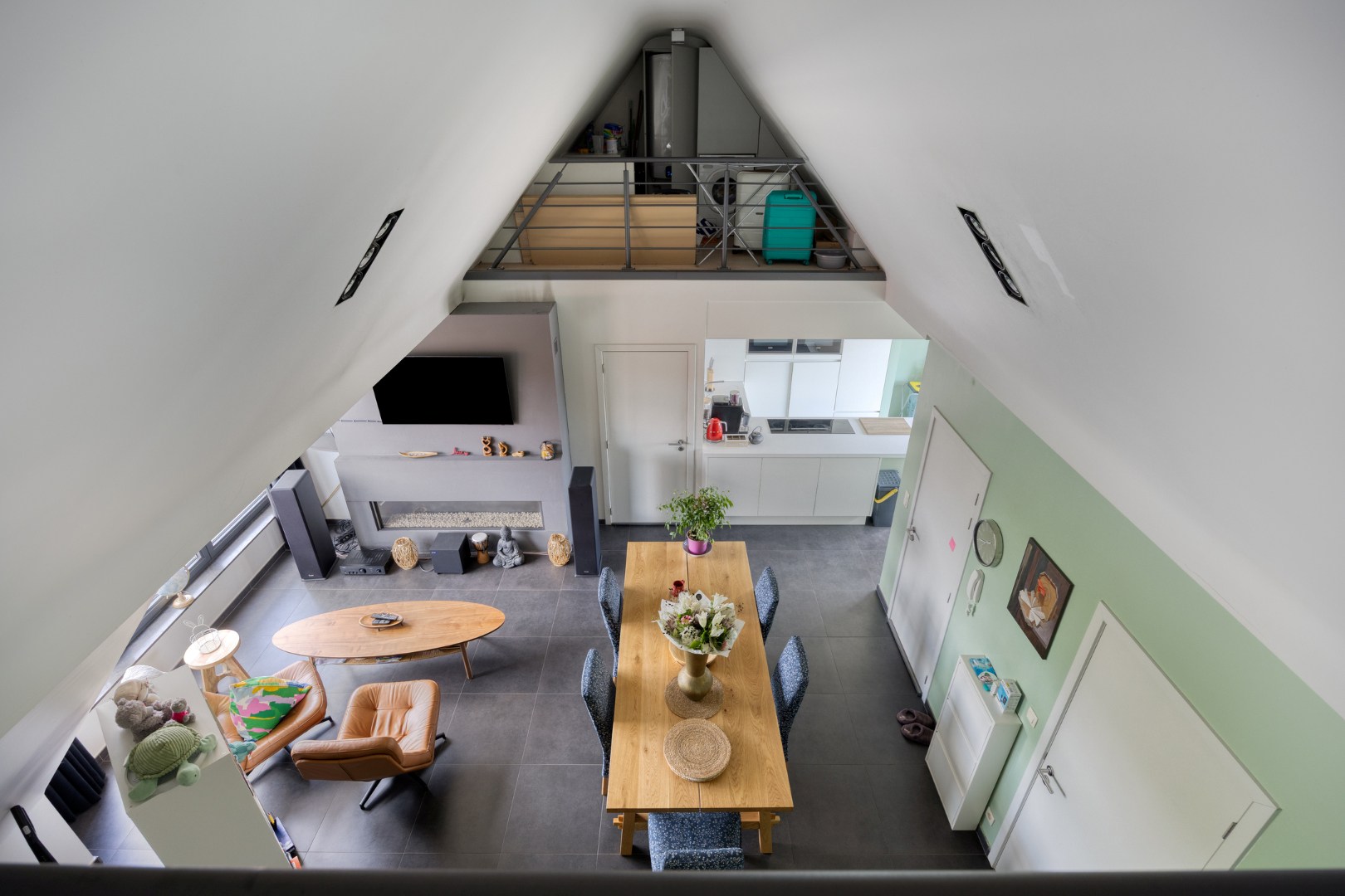 Instapklaar dakappartement met 2-3 slpk. en ruim terras in Olen-centrum 