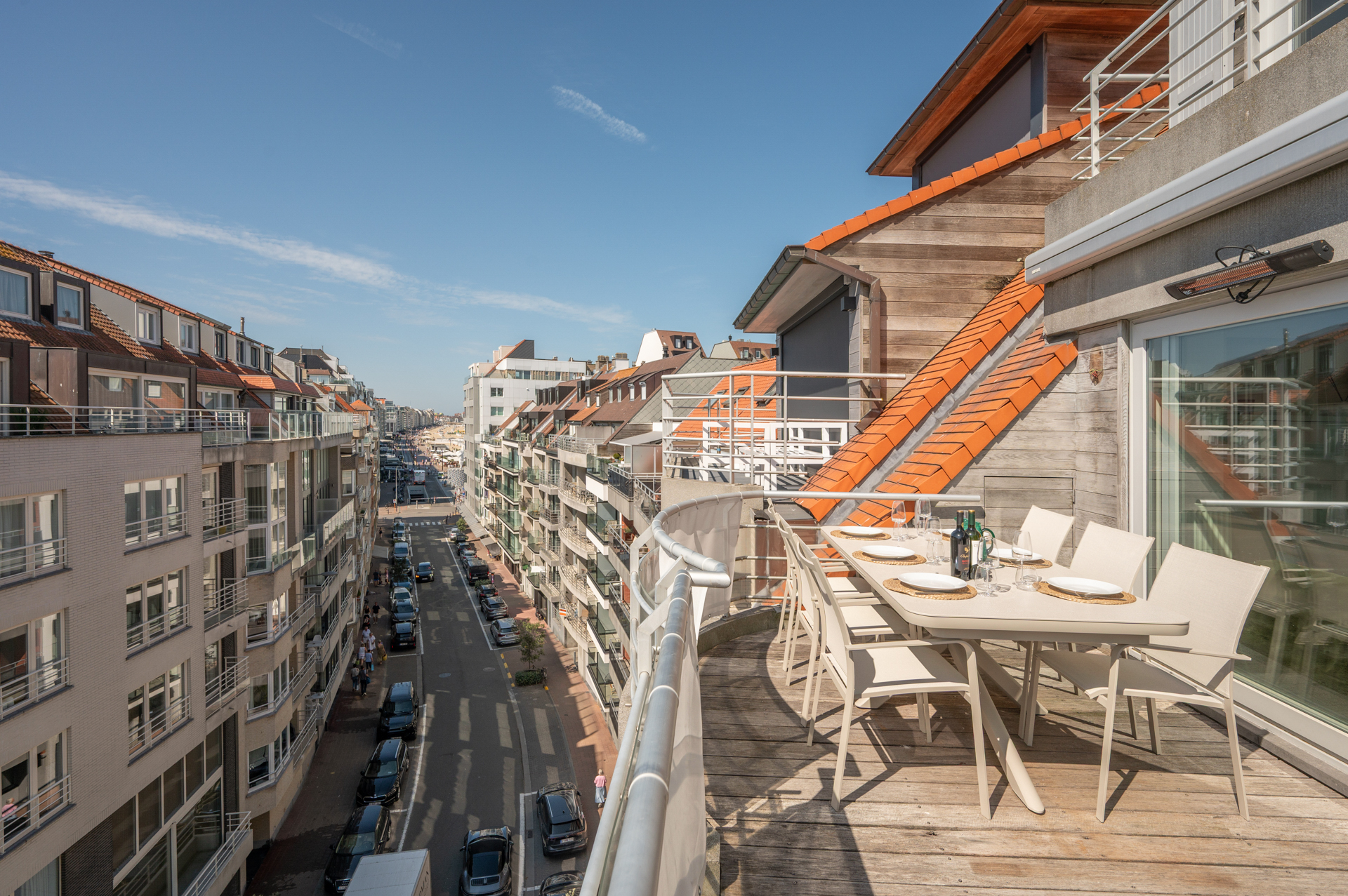 Exclusif duplex penthouse avec 3 chambres et terrasse ensoleillée, situé dans un emplacement de choix près de la place Rubens et de la mer. 