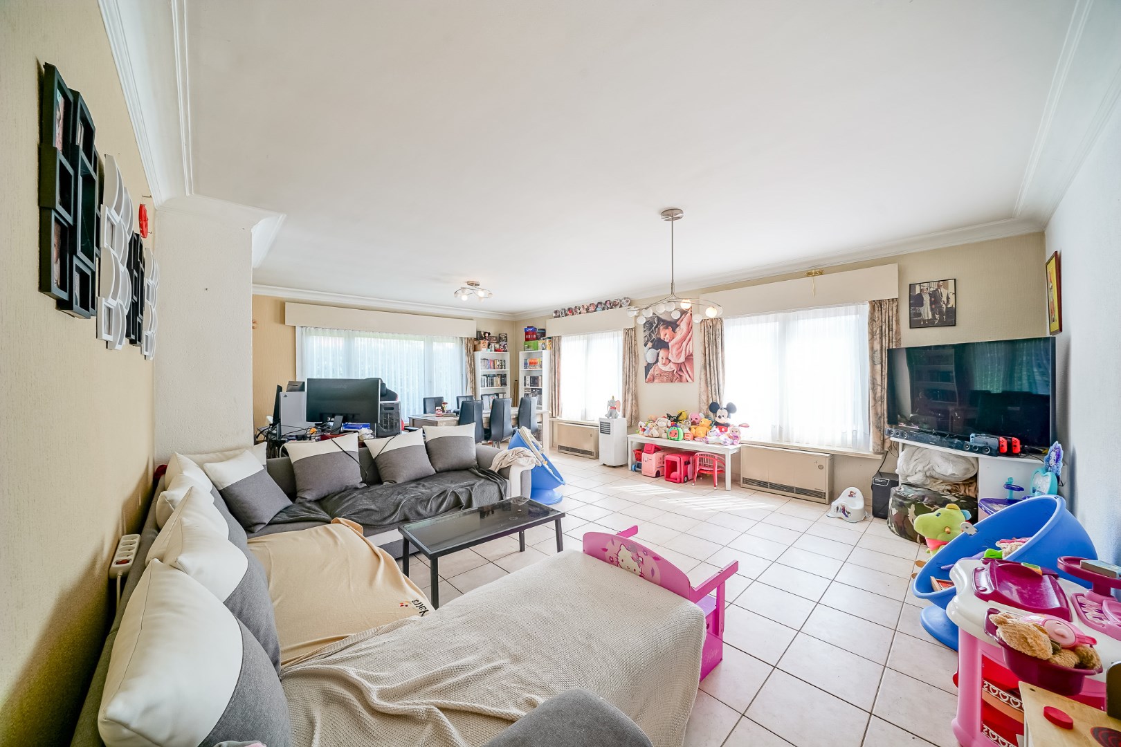 Opbrengstwoning met 2 verhuurde appartementen, tuin en 2 garages in Stene 