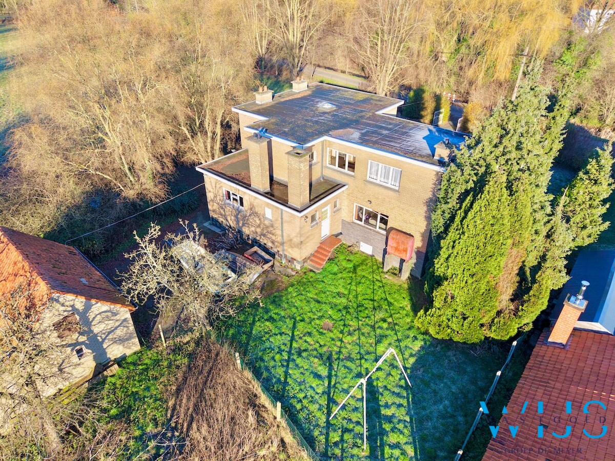 Unieke te renoveren woning op uitzonderlijke eigendom in Drongen! 