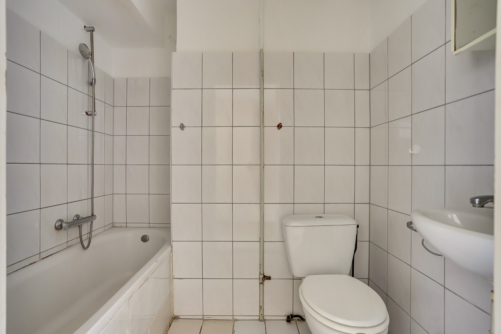 Ruime 4-kamer maisonnette op het Kreekplein, met balkon op het westen, berging in de onderbouw en gelegen op eigen grond. 