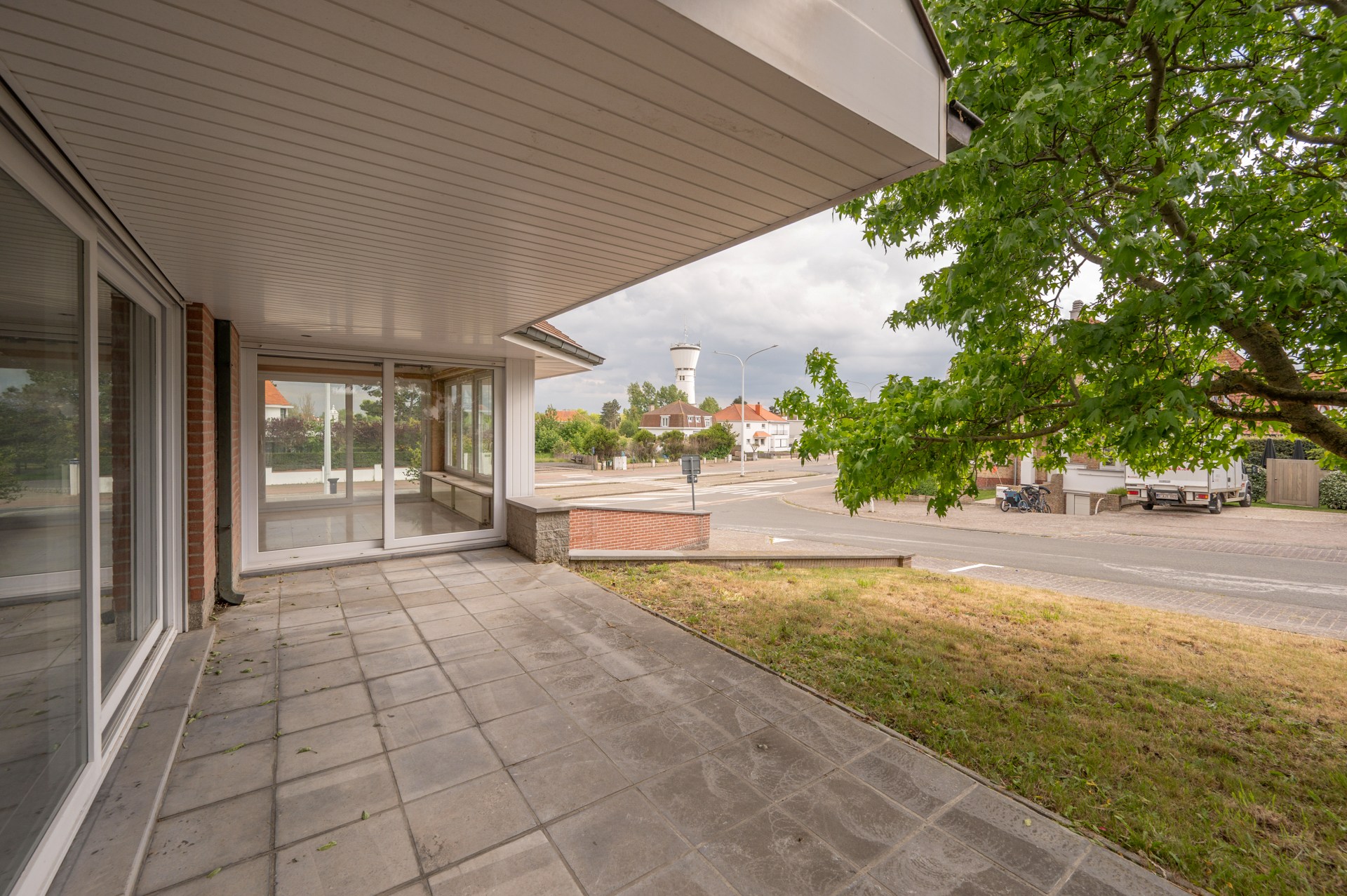 Ontdek deze karaktervolle villa, rustig gelegen in het gegeerde Duinbergen, op wandelafstand van het strand (incl. zeer ruime dubbele inpandige garage) 