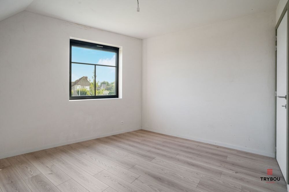 Uitstekend gelegen, halfopen nieuwbouwwoning op een boogscheut van het Centrum van Roeselare 