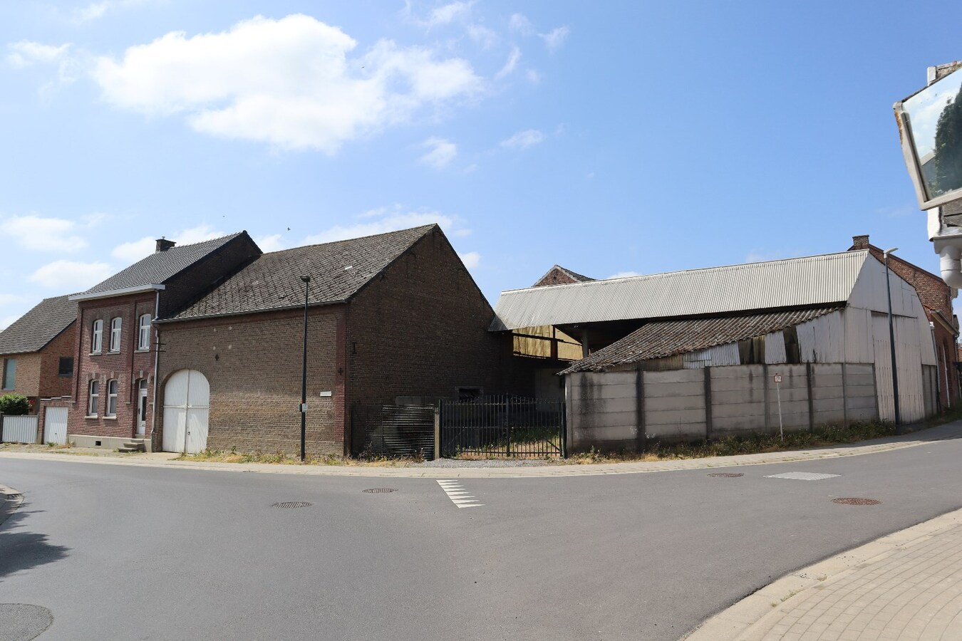 Ruime te renoveren hoeve met schuur en opslagplaatsen + mogelijkheid voor projectgrond 