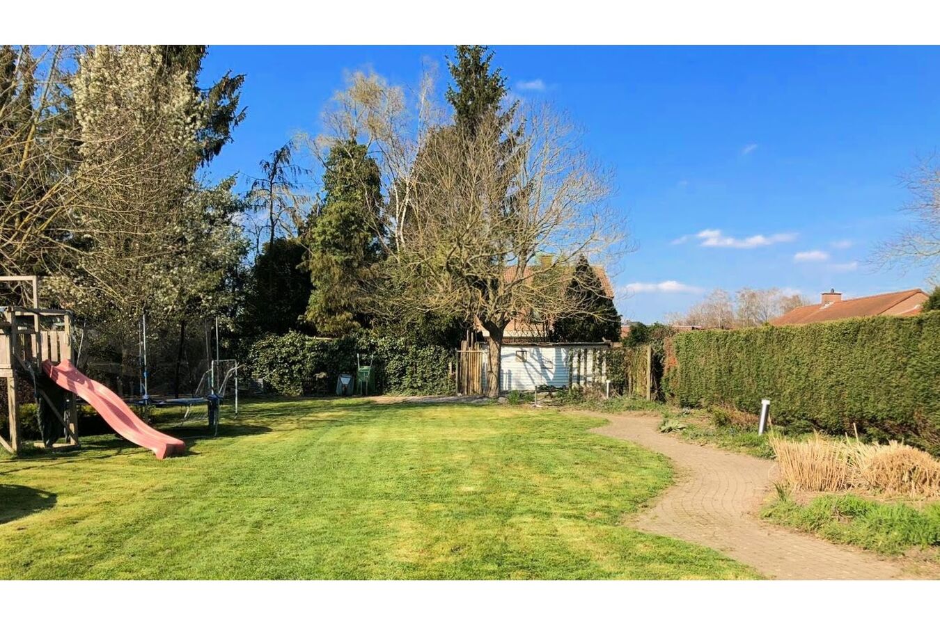 Tijdloze woning op 1254 m² in residentiële wijk 