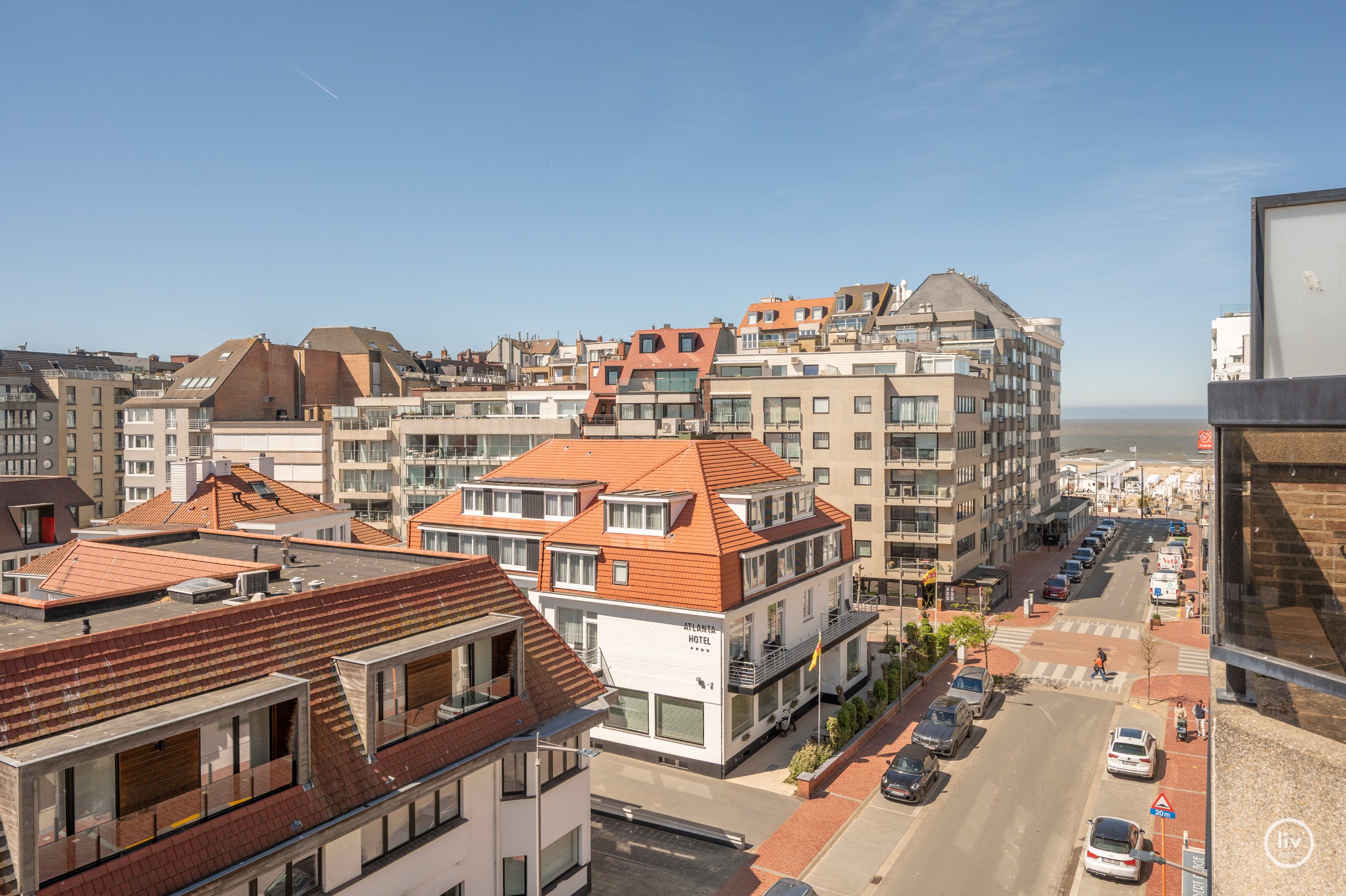 Prachtig en ruim 3-slaapkamerappartement met mooie terrassen en magnifiek open zicht alsook zeezicht.. 