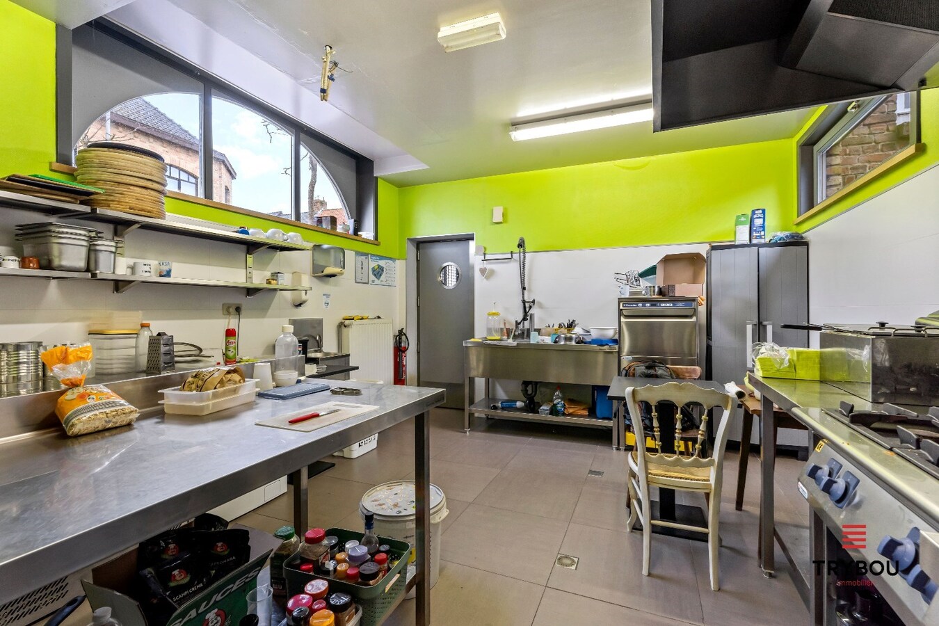 Prachtig handelspand met woonst op centrale ligging te Merkem. 