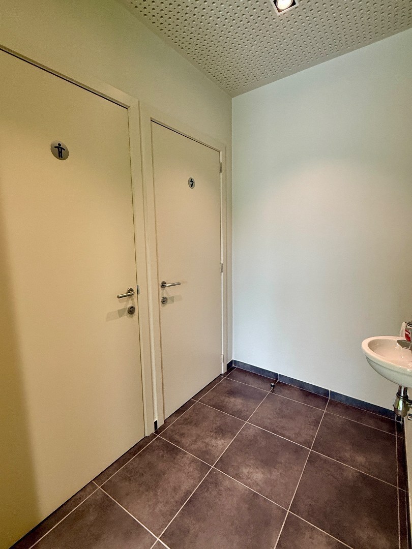 Modern handelpand/kantoor in centrum Oostakker (Gent) 