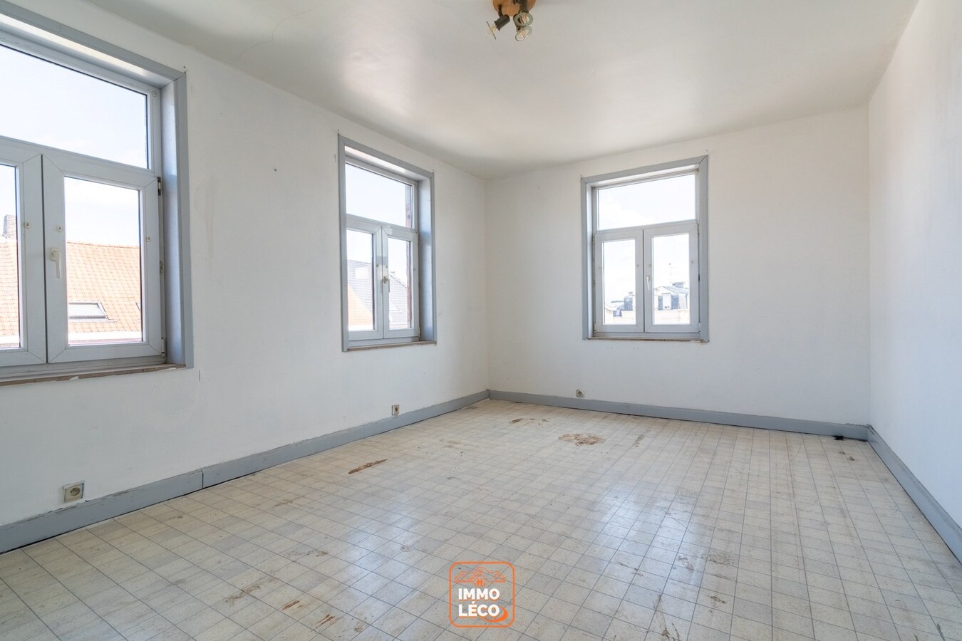 Commerce avec habitation dans un secteur HYPER fréquenté "Les Baraques" ! Idéal invest ! 