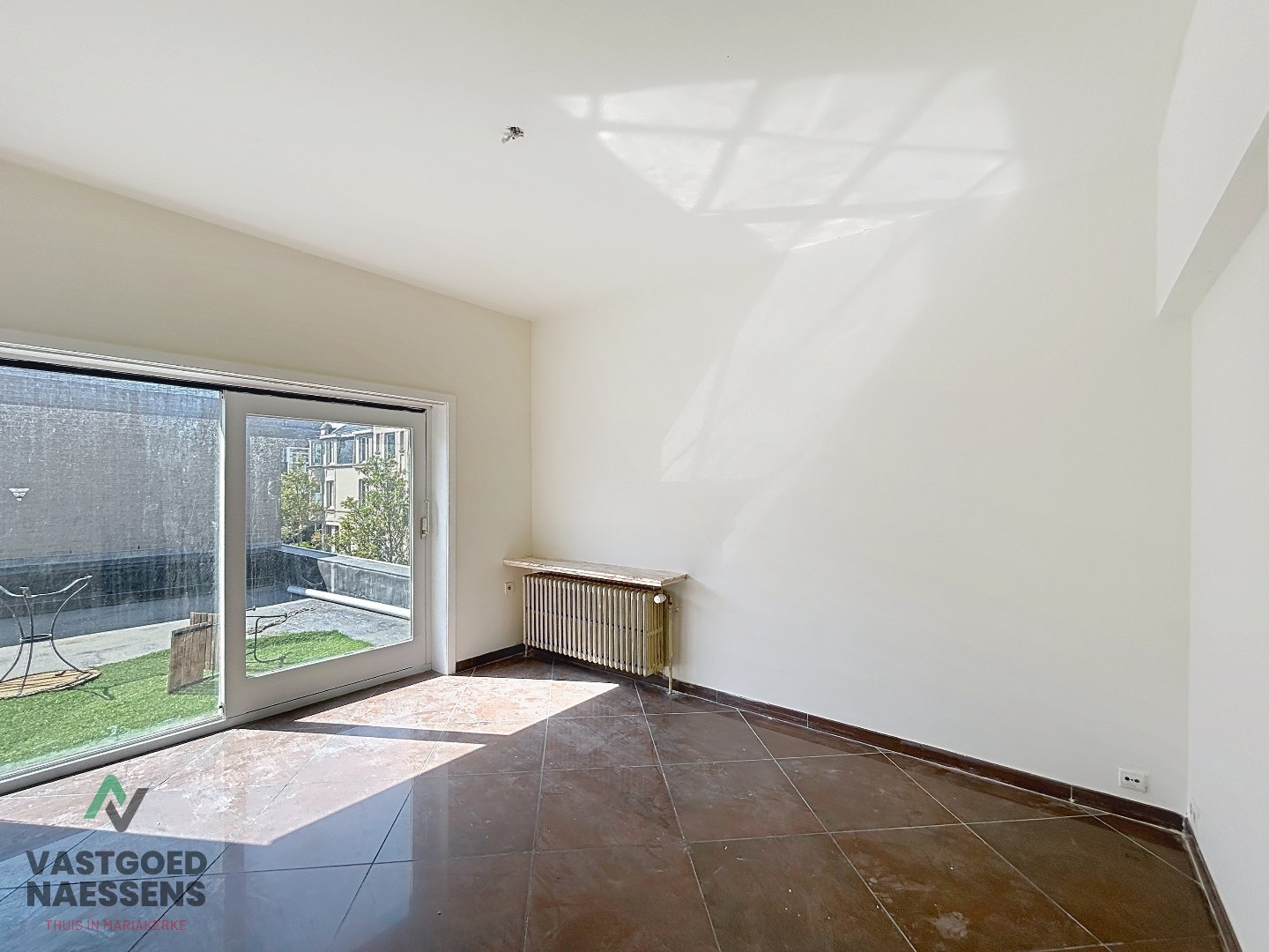 Maison d'angle avec entrepôt - garage - 5 chambres à coucher et terrasse 