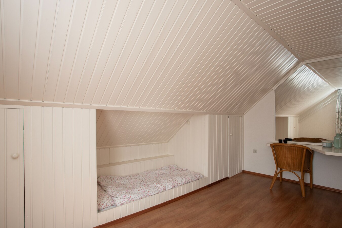 Royale halfvrijstaande woning met uitzicht over de landerijen, op korte afstand van het centrum. 