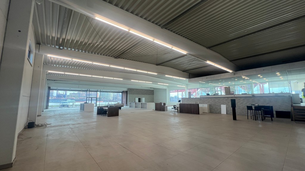 Showroom met kantoor en stockageruimte te huur in de haven van Gent