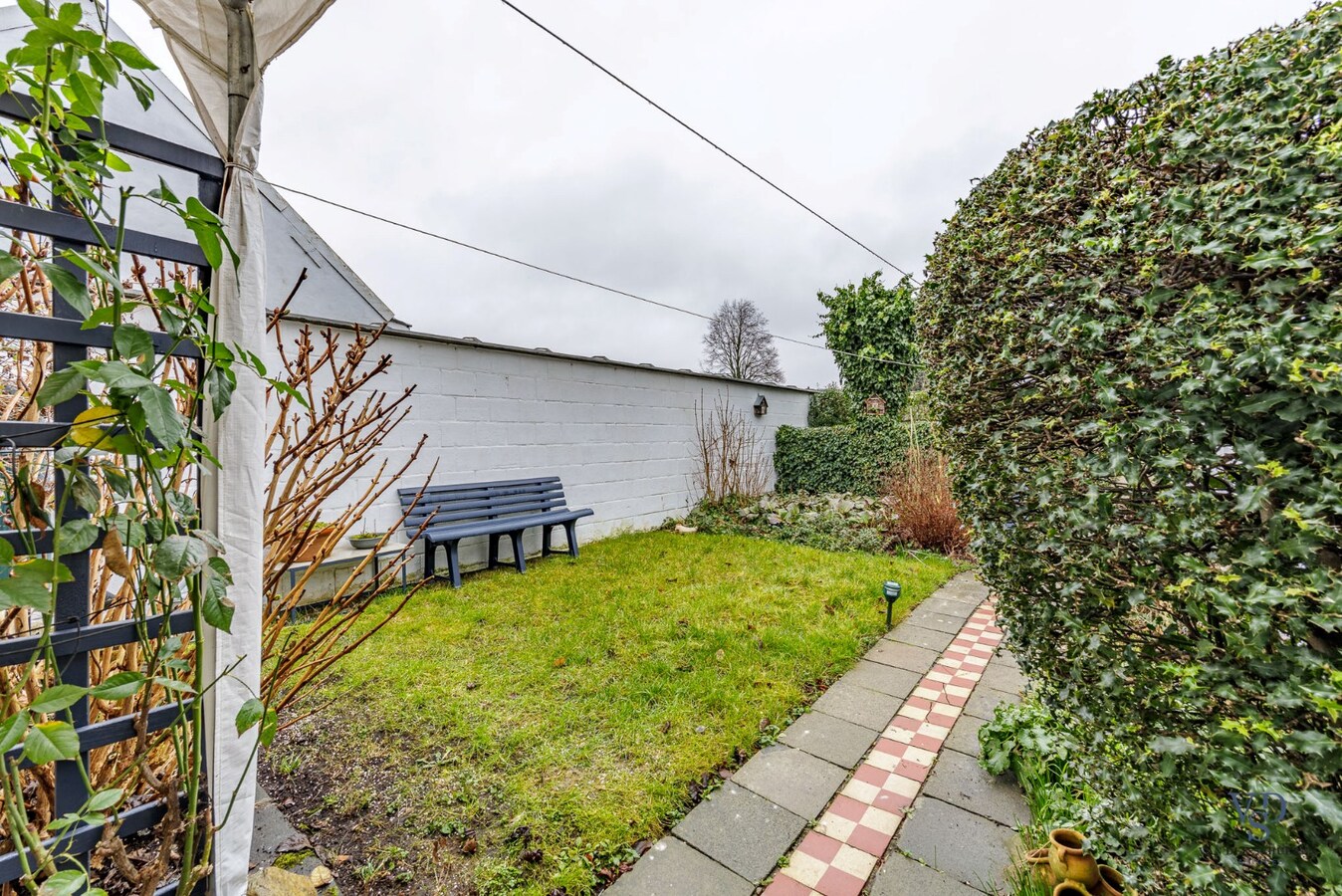 Karaktervolle woning met tuin op gunstige ligging. 