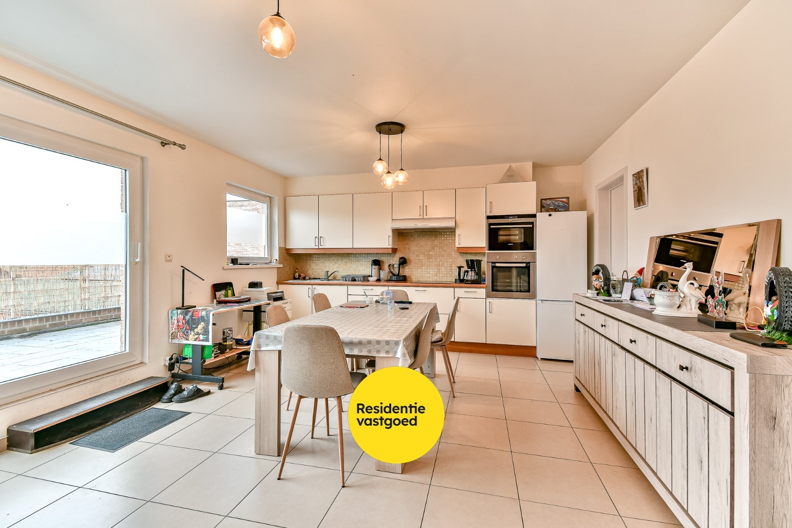 Opbrengsteigendom met 3 appartementen en 3 garages 