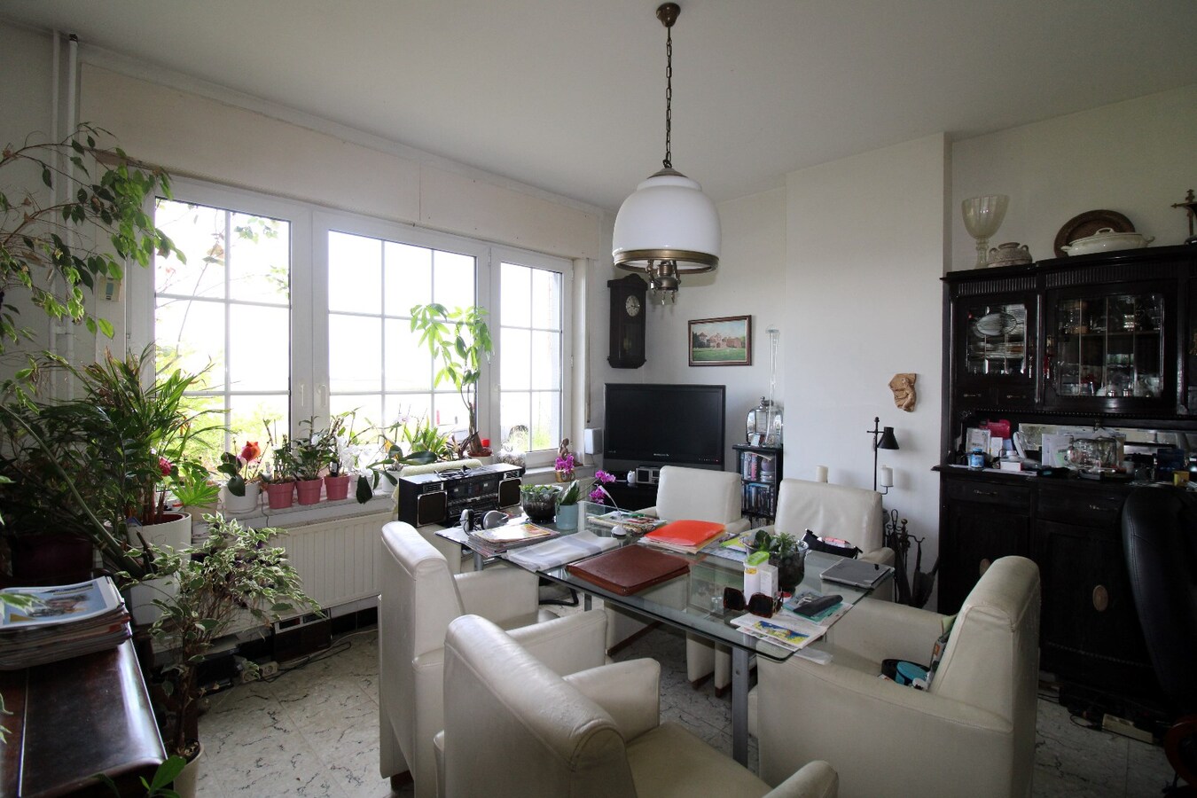 Charmante, te renoveren woning met hangar 