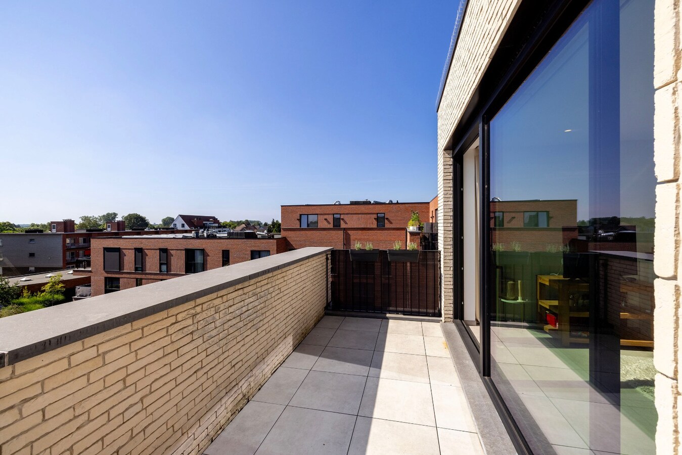 Instapklaar dakappartement met lift, 2 terrassen en parking 