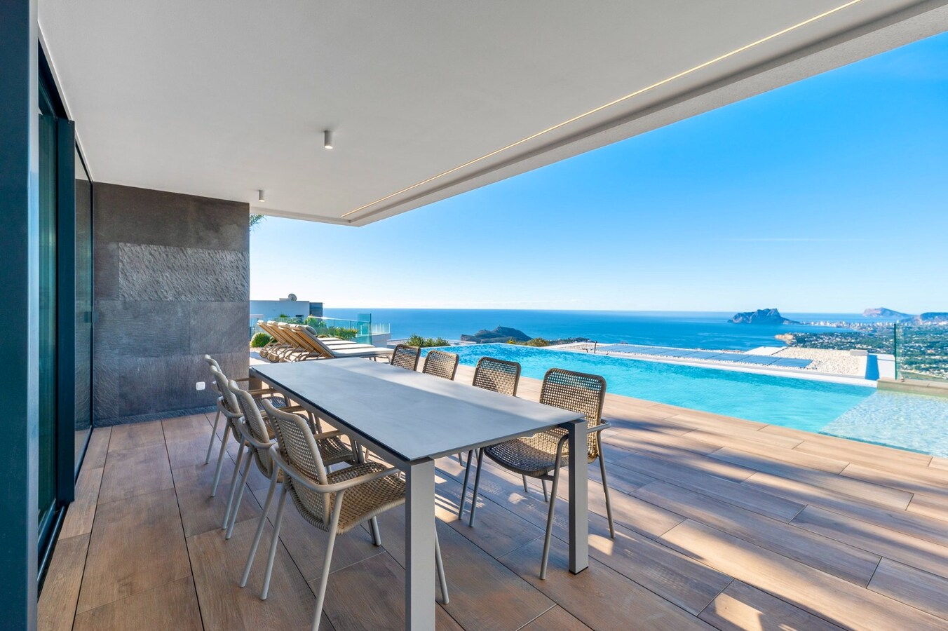 Een uitzonderlijke villa waar luxe, licht en panoramische waterzichten samenkomen. 